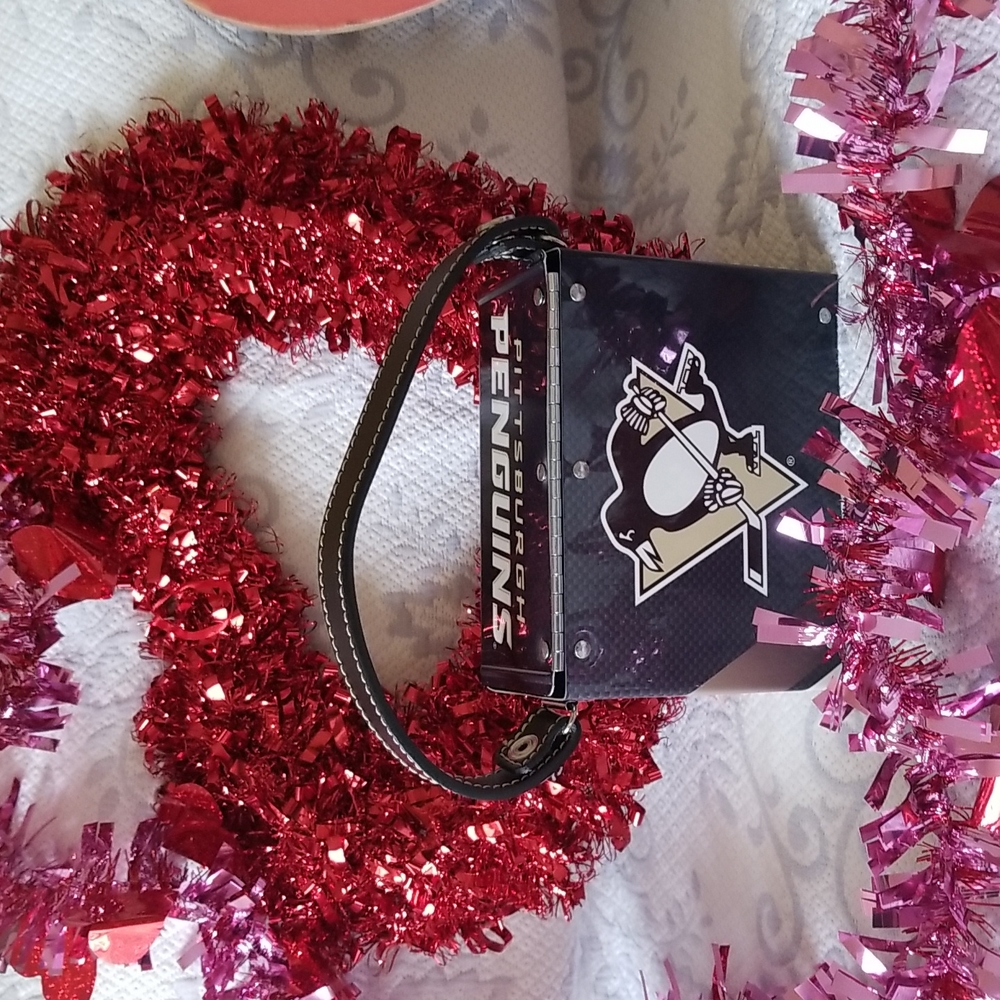 PITTSBURG PENGUINS CHROME PURSE - Picture 2 of 8